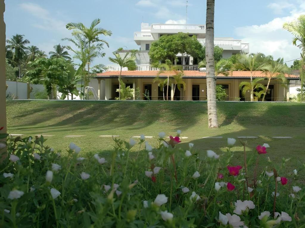 Sagarika Beach Hotel Moragalla Exterior foto